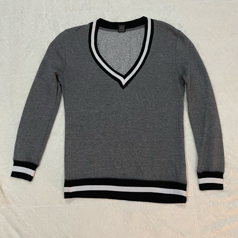 Boutique 90’s Vintage V Neck Sweater Size Medium